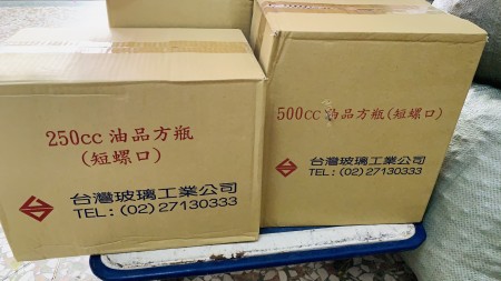 今年採收完成的苦茶籽準備榨油了，也準備玻璃瓶分500ml、250ml 兩種瓶裝。