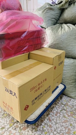 苦茶籽採冷榨方式壓榨完成，進入靜置沉澱期，即將裝瓶上市。