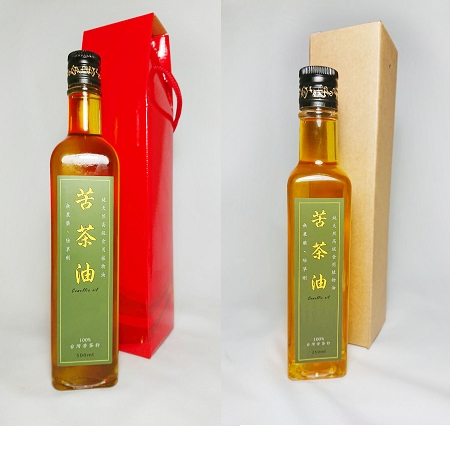 千呼萬喚的苦茶油，準備裝瓶了，大瓶500ml 售價 $1200，小瓶250ml 售價 $650。